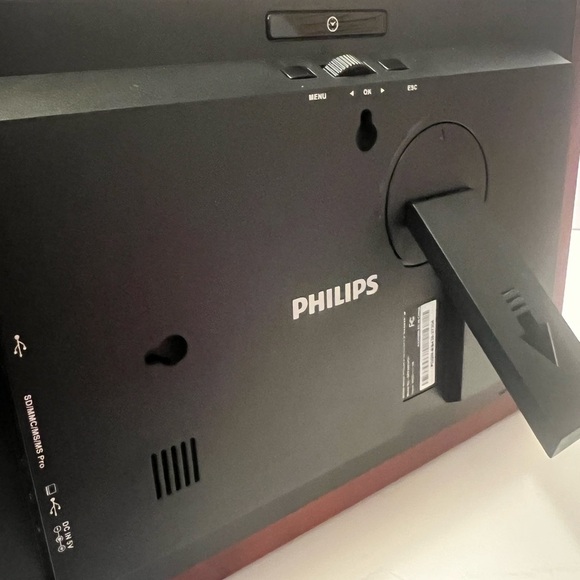 Philips Digital Photo Frame with Brown Wood Frame - Picture 4 of 8